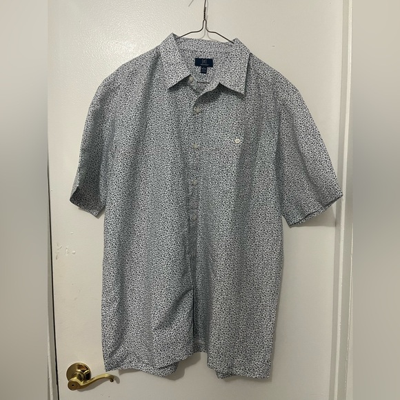 Set of 4 Men buttoned shirts. Size Large. EUC. - Picture 6 of 9